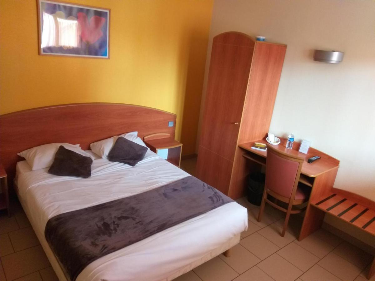 Logis Hotel - Les Paturelles Avesnelles Exteriör bild