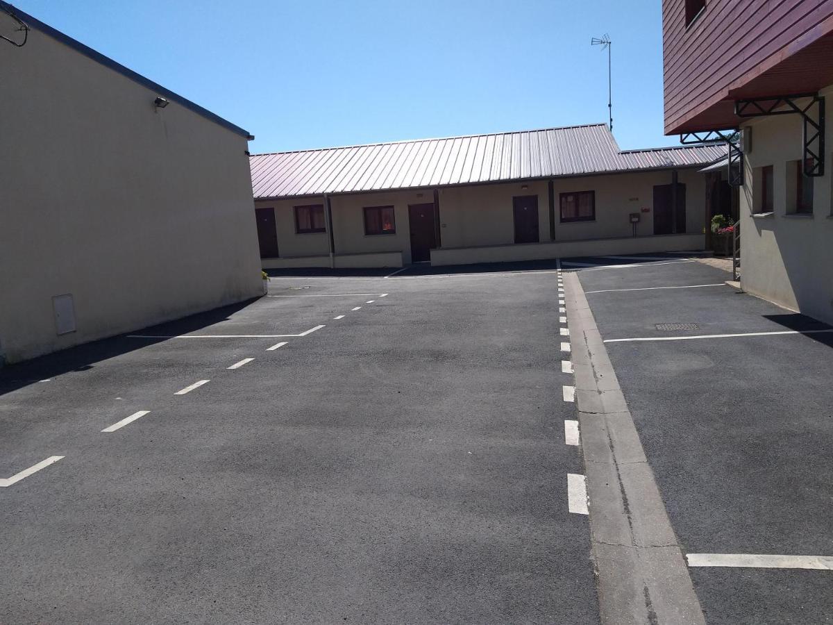 Logis Hotel - Les Paturelles Avesnelles Exteriör bild