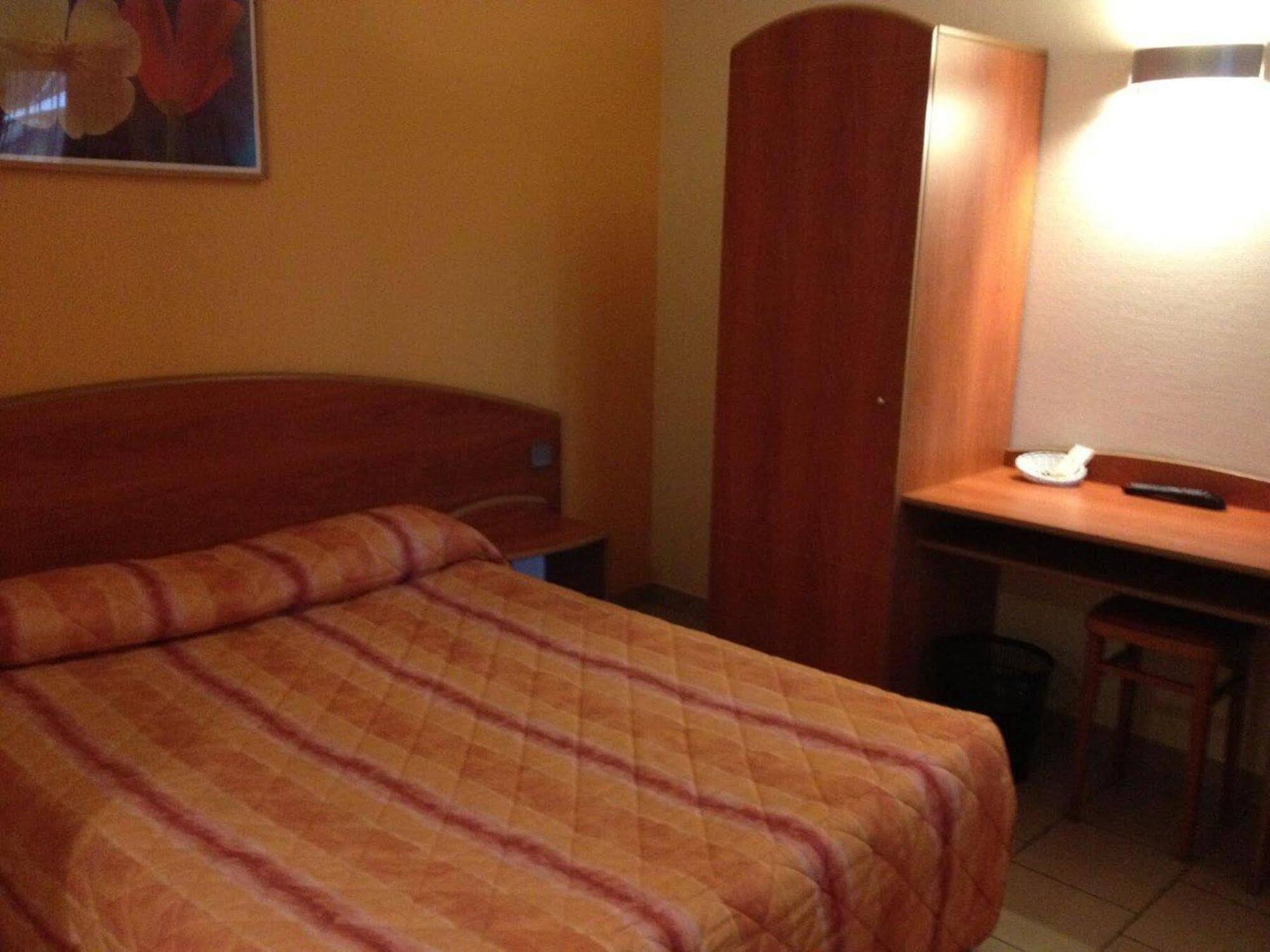 Logis Hotel - Les Paturelles Avesnelles Exteriör bild