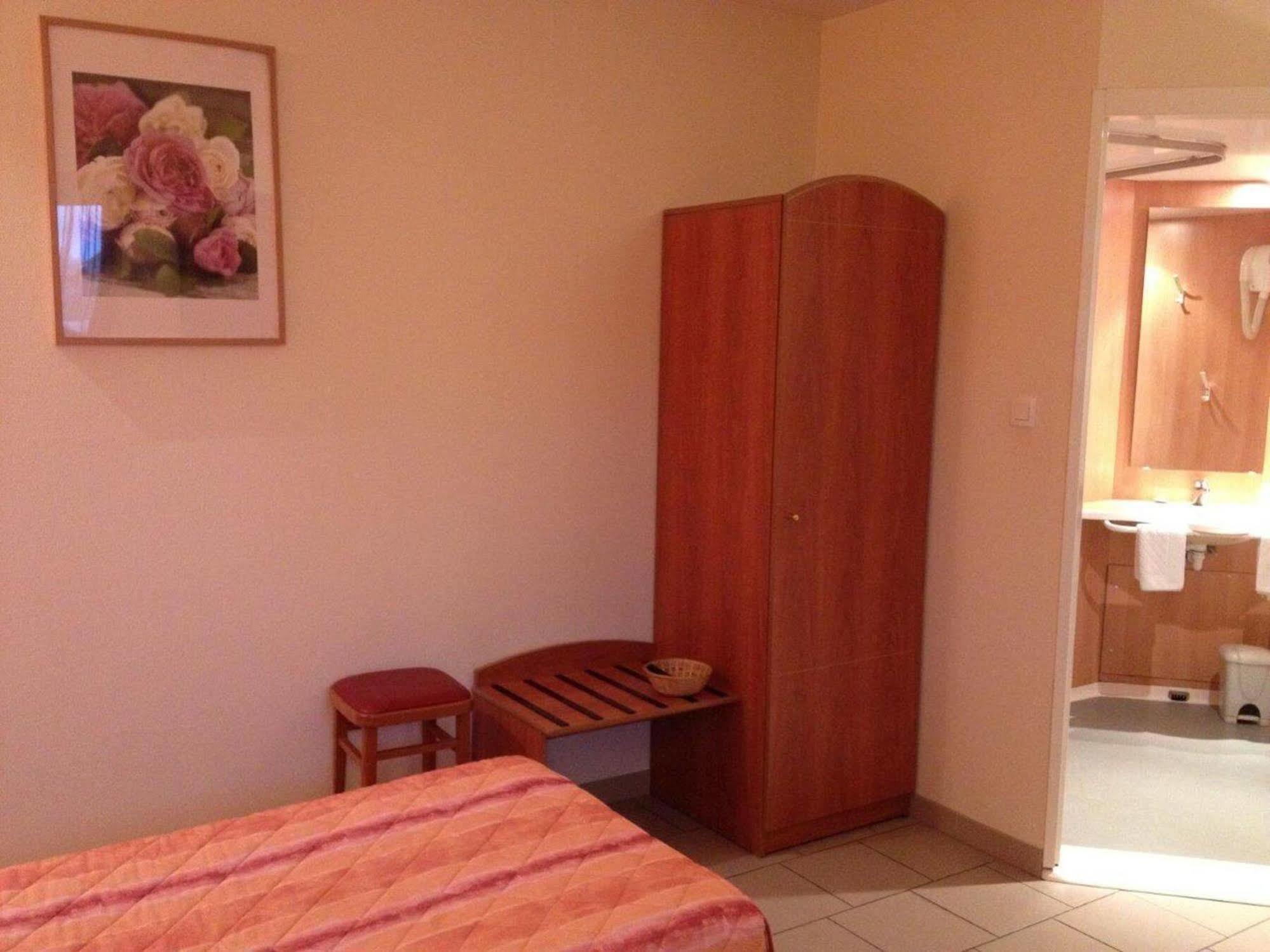 Logis Hotel - Les Paturelles Avesnelles Exteriör bild