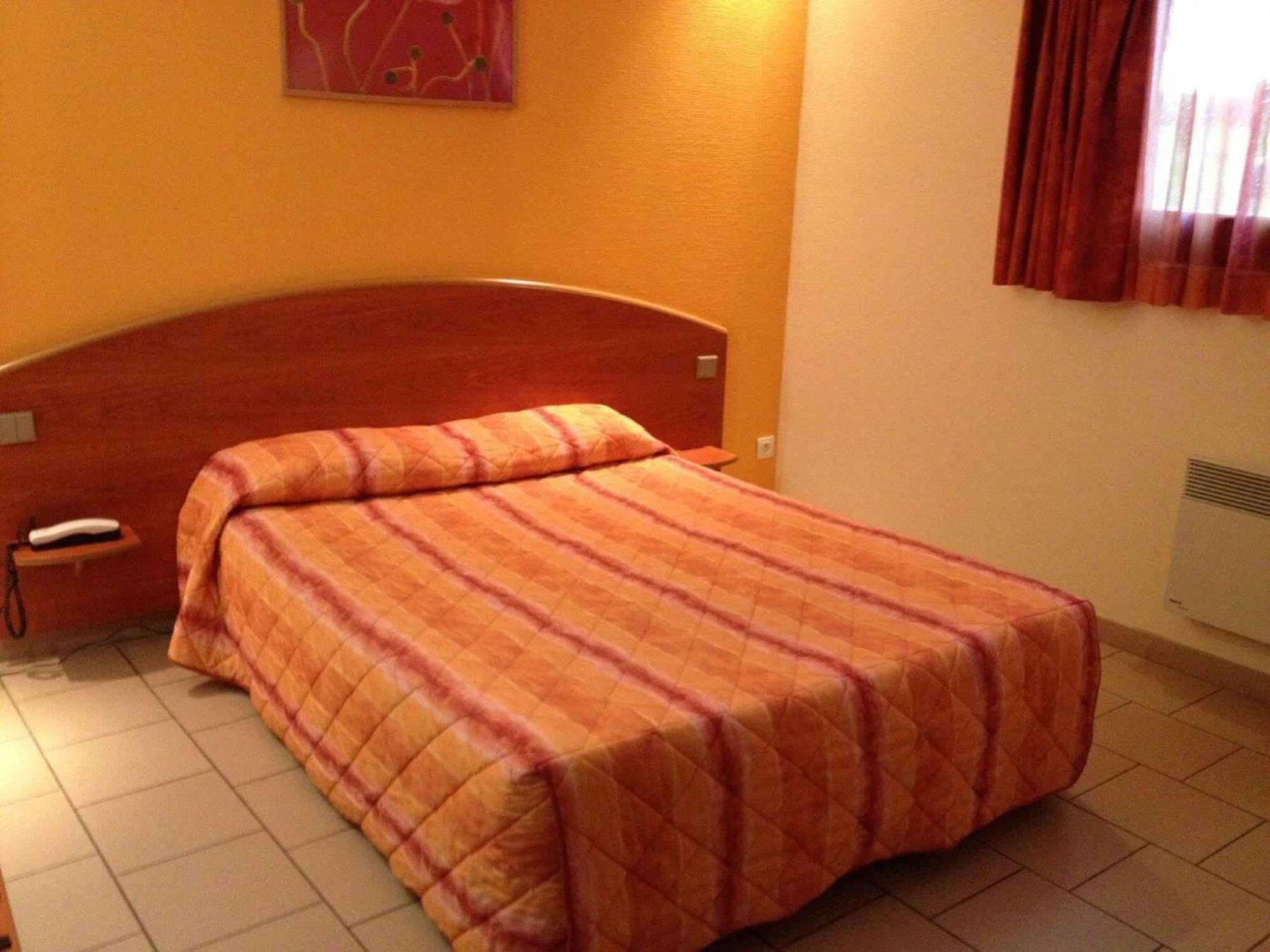 Logis Hotel - Les Paturelles Avesnelles Exteriör bild